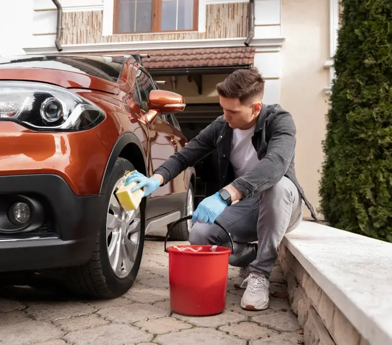 Lavage auto à domicile Huest : professionnel intervenant sur un véhicule